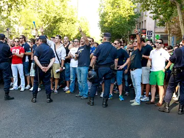 Funcionarios ante la sede del PP, en Madrid, frente a unos agentes de la Policía Funcionarios ante la sede del PP, en Madrid, frente a unos agentes de la Policía