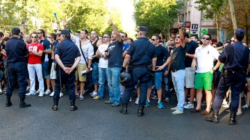 Funcionarios ante la sede del PP, en Madrid, frente a unos agentes de la Policía