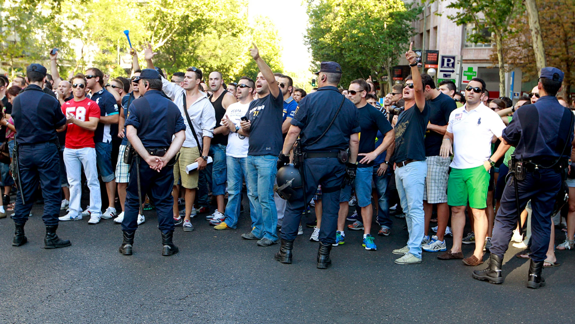 Funcionarios ante la sede del PP, en Madrid, frente a unos agentes de la Policía Funcionarios ante la sede del PP, en Madrid, frente a unos agentes de la Policía