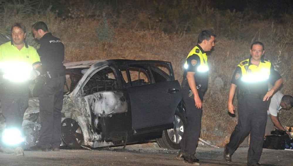 Coche calcinado en Granada