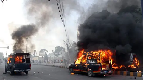 Coches policiales incendiados por manifestantes en Pakistán Coches policiales incendiados por manifestantes en Pakistán