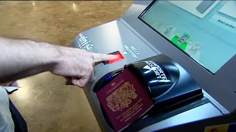 Los aeropuertos de Madrid y Barcelona ya usan controles automáticos de fronteras Los aeropuertos de Madrid y Barcelona ya usan controles automáticos de fronteras