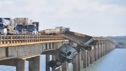 Un cami&oacute;n queda suspendido de un puente en Brasil