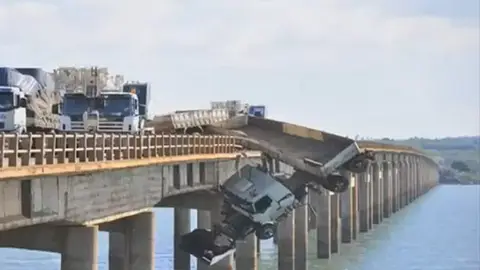 Un camión queda suspendido de un puente en Brasil Un camión queda suspendido de un puente en Brasil