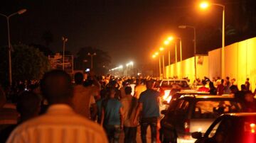 Manifestantes protestando contra las milicias armadas en Bengasi 