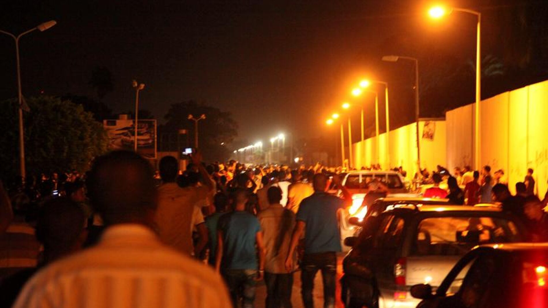Manifestantes protestando contra las milicias armadas en Bengasi 