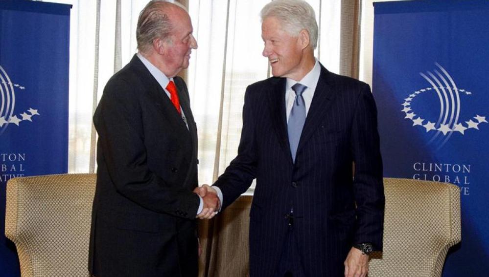 El rey Juan Carlos saluda al expresidente de Estados Unidos, Bill Clinton 