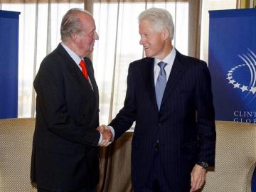 El rey Juan Carlos saluda al expresidente de Estados Unidos, Bill Clinton El rey Juan Carlos saluda al expresidente de Estados Unidos, Bill Clinton