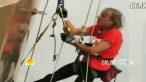 El "Spiderman francés" trepa un nuevo rascacielos El "Spiderman francés" trepa un nuevo rascacielos