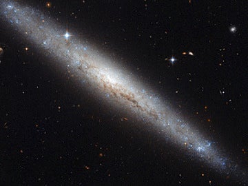 El Hubble retrata a una galaxia espiral cubierta de polvo