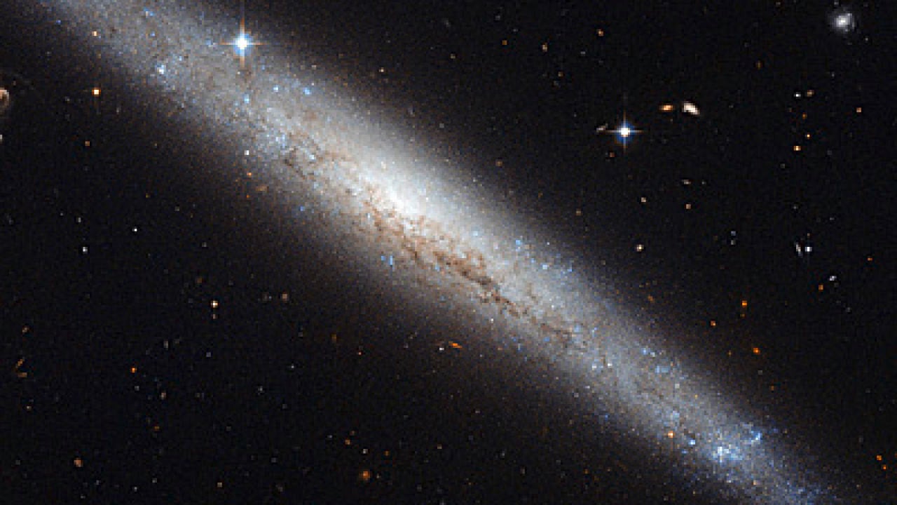 El Hubble retrata a una galaxia espiral cubierta de polvo