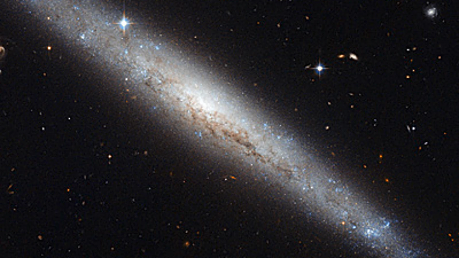 El Hubble retrata a una galaxia espiral cubierta de polvo El Hubble retrata a una galaxia espiral cubierta de polvo