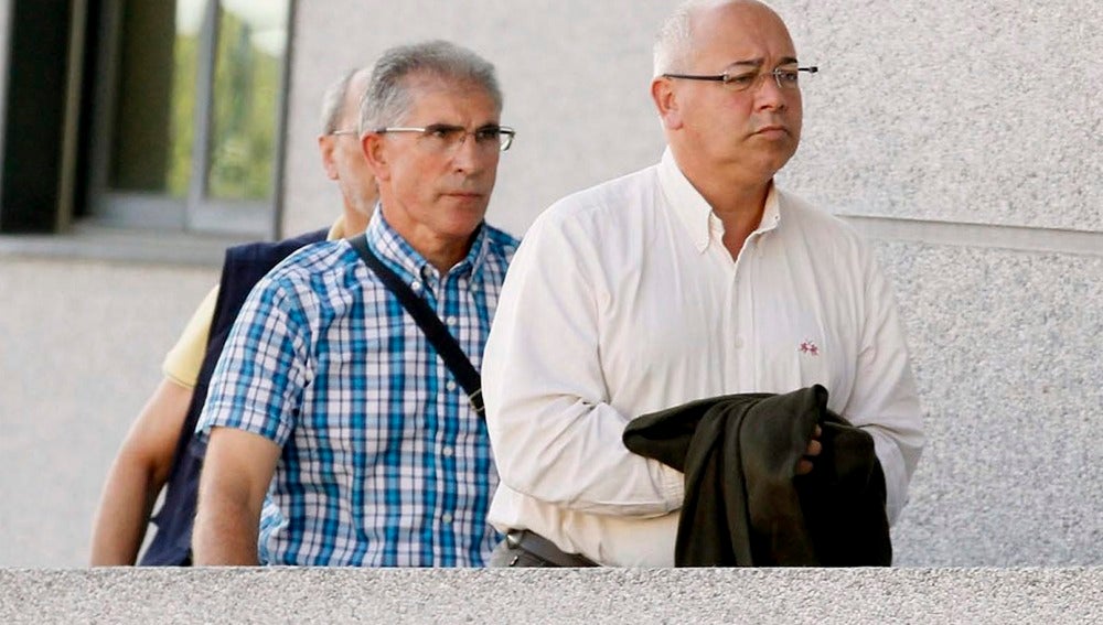 Adolfo Gacio (derecha), alcalde de Boqueixón