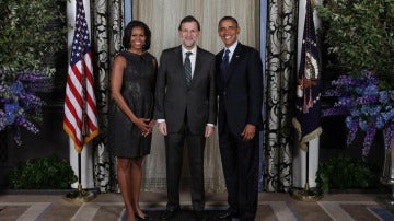 Rajoy posa con el presidente de EEUU y la primera dama