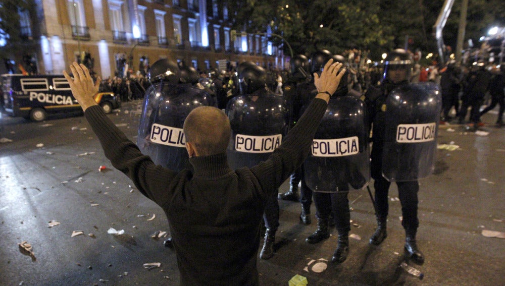 Un manifestante frente a la Policía