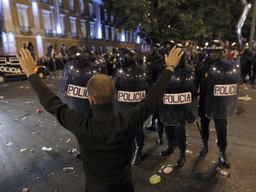 Un manifestante frente a la Policía Un manifestante frente a la Policía