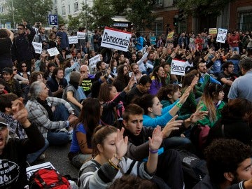 Más de mil personas se han congregado a las ocho de la tarde en la plaza de Neptuno Más de mil personas se han congregado a las ocho de la tarde en la plaza de Neptuno