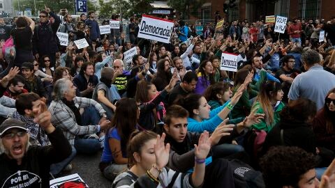 M&aacute;s de mil personas se han congregado a las ocho de la tarde en la plaza de Neptuno