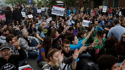 Más de mil personas se han congregado a las ocho de la tarde en la plaza de Neptuno Más de mil personas se han congregado a las ocho de la tarde en la plaza de Neptuno