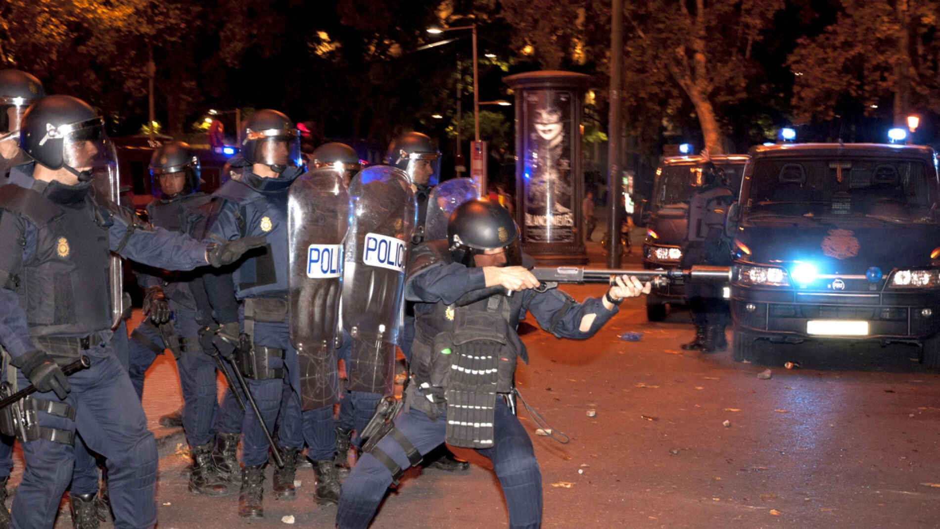 Carga de los antidisturbios en el Paseo del Prado