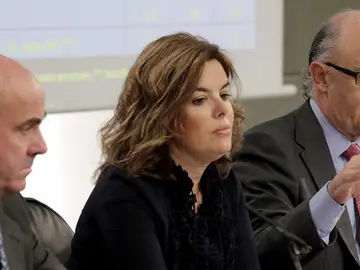 De Guindos, Sáenz de Santamaría y Montoro en rueda de prensa De Guindos, Sáenz de Santamaría y Montoro en rueda de prensa