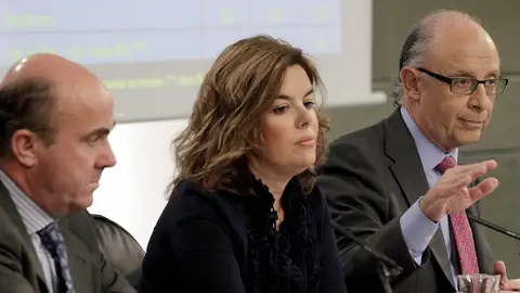 De Guindos, Sáenz de Santamaría y Montoro en rueda de prensa De Guindos, Sáenz de Santamaría y Montoro en rueda de prensa