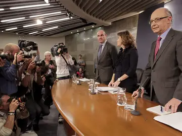 De Guindos, Sáenz de Santamaría y Montoro en la rueda de prensa De Guindos, Sáenz de Santamaría y Montoro en la rueda de prensa