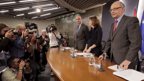 De Guindos, S&aacute;enz de Santamar&iacute;a y Montoro en la rueda de prensa