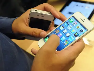 Un usuario con el iPhone 5 Un usuario con el iPhone 5