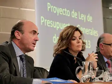 El ministro de Economía, Luis de Guindos, junto a la vicepresidenta del Gobierno, Soraya Sáenz de Santamaría, y el titular de Hacienda y Administraciones Públicas, Cristóbal Montoro El ministro de Economía, Luis de Guindos, junto a la vicepresidenta del Gobierno, Soraya Sáenz de Santamaría, y el titular de Hacienda y Administraciones Públicas, Cristóbal Montoro