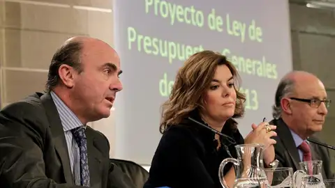 El ministro de Economía, Luis de Guindos, junto a la vicepresidenta del Gobierno, Soraya Sáenz de Santamaría, y el titular de Hacienda y Administraciones Públicas, Cristóbal Montoro El ministro de Economía, Luis de Guindos, junto a la vicepresidenta del Gobierno, Soraya Sáenz de Santamaría, y el titular de Hacienda y Administraciones Públicas, Cristóbal Montoro
