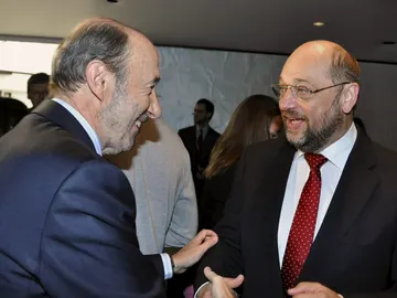Rubalcaba pide al Gobierno que "renegocie" las condiciones de las ayudas bancarias. Rubalcaba pide al Gobierno que "renegocie" las condiciones de las ayudas bancarias.