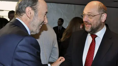 Rubalcaba pide al Gobierno que "renegocie" las condiciones de las ayudas bancarias. Rubalcaba pide al Gobierno que "renegocie" las condiciones de las ayudas bancarias.