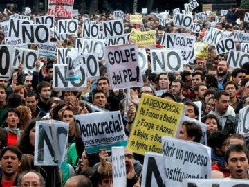 Miles de personas se manifiestan frente al Congreso Miles de personas se manifiestan frente al Congreso