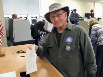 Un norteamericano vota un mes antes de las elecciones Un norteamericano vota un mes antes de las elecciones