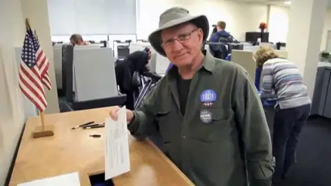 Un norteamericano vota un mes antes de las elecciones Un norteamericano vota un mes antes de las elecciones