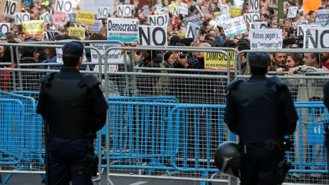 Dos agentes observan a los manifestantes Dos agentes observan a los manifestantes