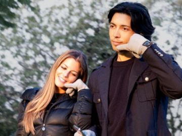 Una pareja usando los guantes Hi-Call