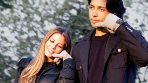 Una pareja usando los guantes Hi-Call