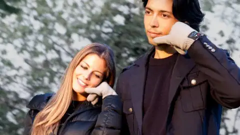 Una pareja usando los guantes Hi-Call Una pareja usando los guantes Hi-Call