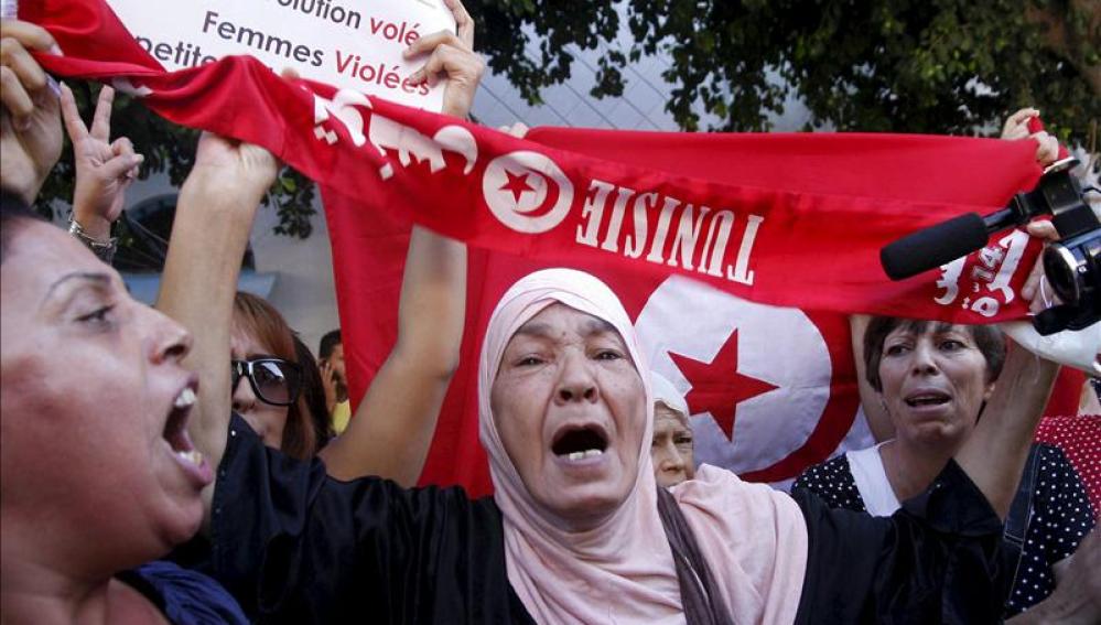 Manifestaciones en Túnez en apoyo a la mujer violada