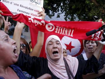 Manifestaciones en Túnez en apoyo a la mujer violada
