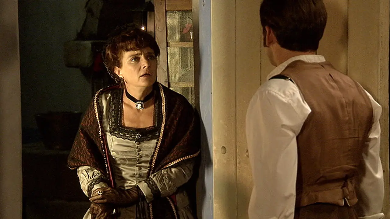 Aurora intenta convencer a Héctor para entregar a Beatriz