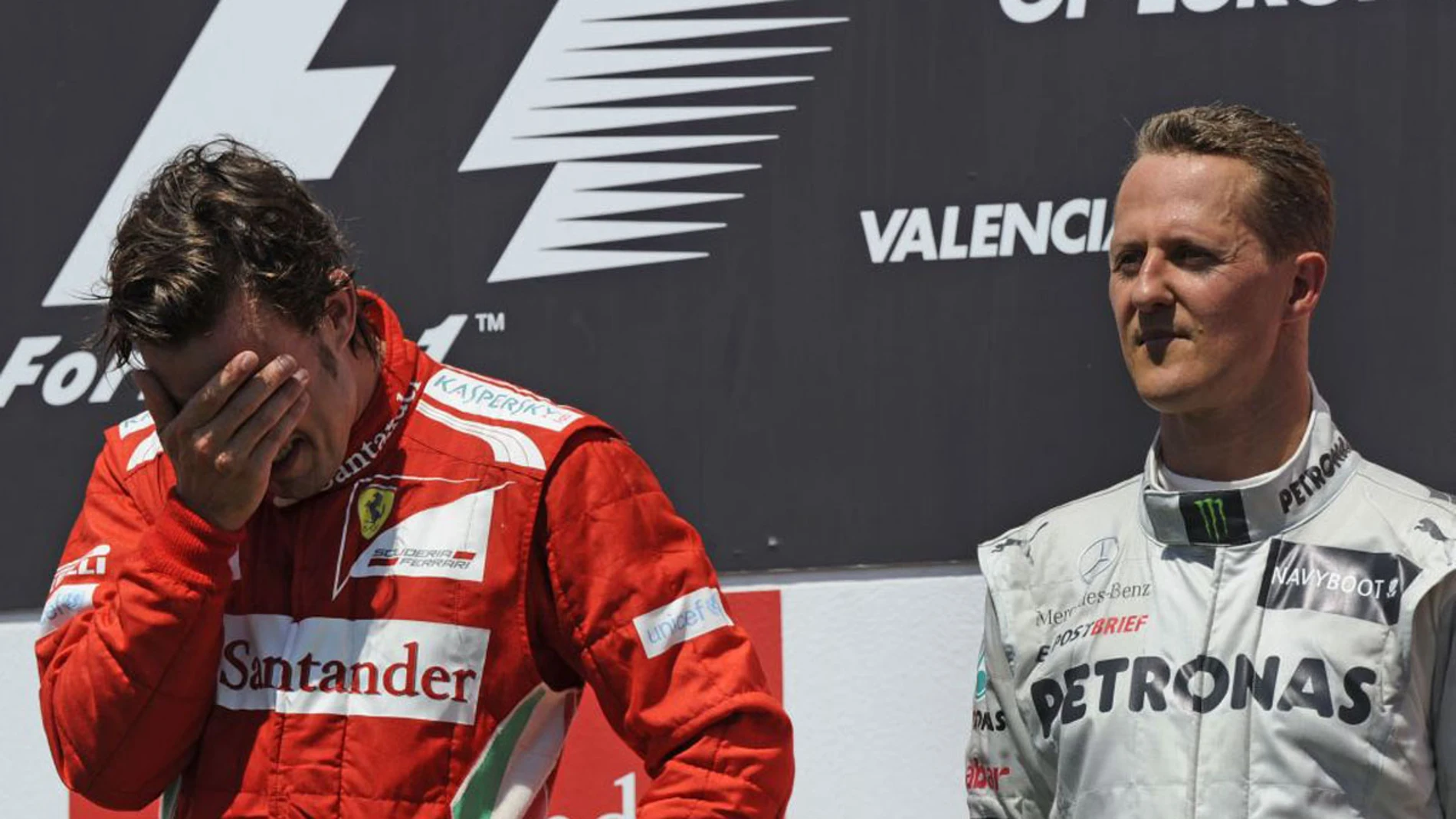 Schumacher junto a Alonso en el podio de Valencia