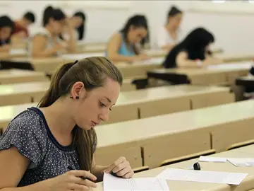 Estudiantes durante un examen Estudiantes durante un examen