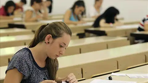 Estudiantes durante un examen Estudiantes durante un examen
