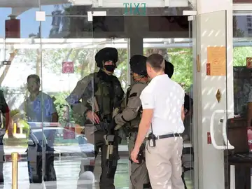 La Policía acordona el hotel donde se produjeron los disparos La Policía acordona el hotel donde se produjeron los disparos