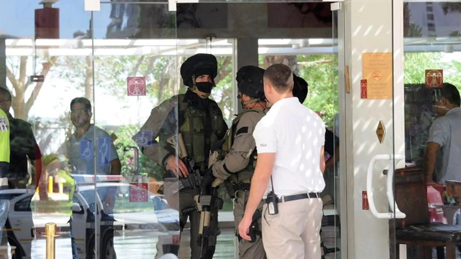 La Policía acordona el hotel donde se produjeron los disparos La Policía acordona el hotel donde se produjeron los disparos