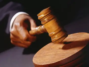 Un juez dicta sentencia Un juez dicta sentencia