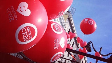 Marea de globos rojos en el centro de Madrid en contra del aborto